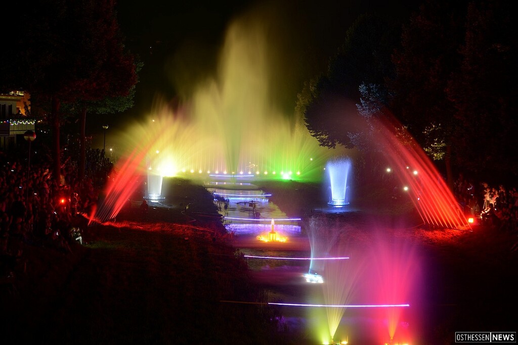 Buntes Wasser Und Grosses Feuerwerk Beim Jahrlichen Lichterfest Bilderserie Bad Salzschlirf Osthessen News