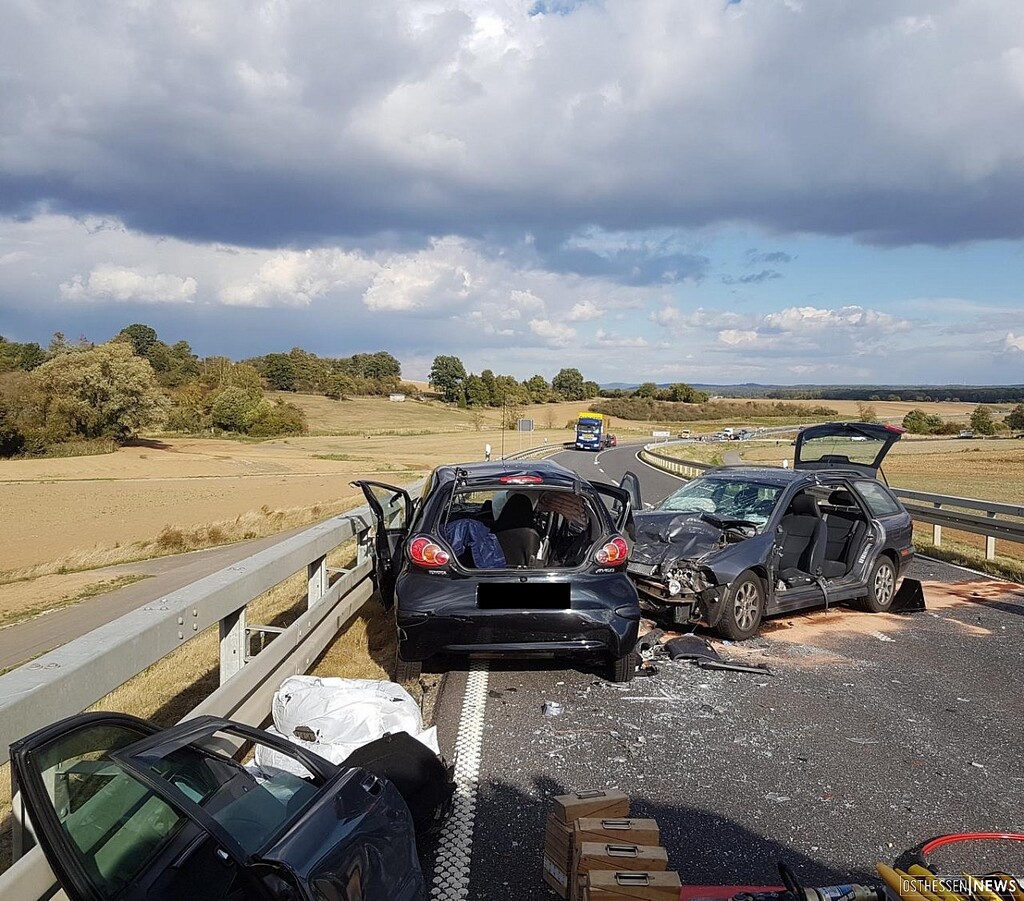 Auto Kommt Von Fahrbahn Ab Todlicher Unfall In Heldenbergen Osthessen News