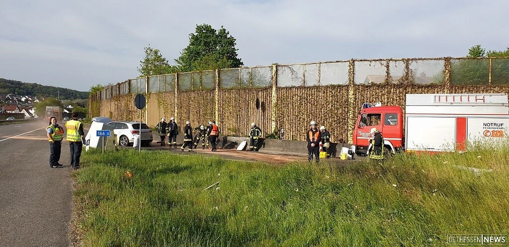 unfall auf der a 66 auto schleudert gegen stromkasten und notrufsaule osthessen news
