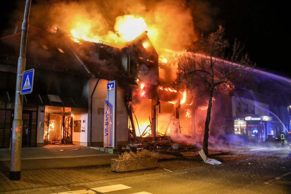 Scena grozy!  Po eksplozji bank VR staje w płomieniach // Oshessen|News