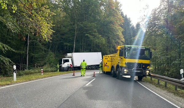 Aufwändige Abschlepparbeiten auf der B 279: Lkw rutscht in den Graben -  Osthessen