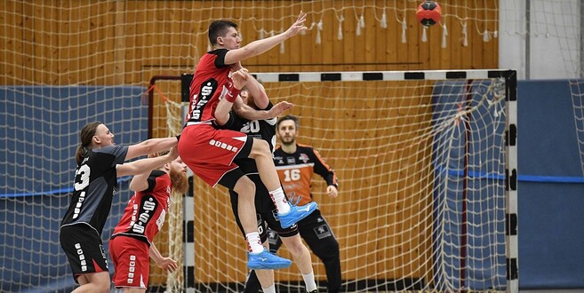 Nicht zu halten: Ante Simic (vorne) und der TV Gelnhausen sicherten sich erneut den Hochstift-Handball-Cup.