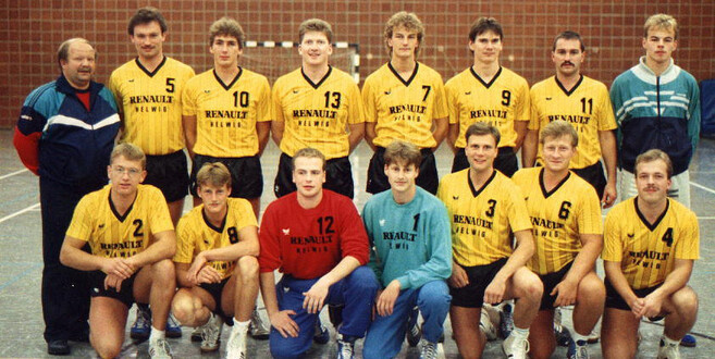 Die Mannschaft, die knapp am zweiten Aufstieg in die Oberliga scheiterte: (oben v.l.) Trainer Gangolf Carl, Thomas Scholz, Michael Taimann, Winfried Schwab, Achim Sujer,
Frank Scherdin, Ralf Kleemann, Peter Sujer, (unten vl.l.) Matthias Storch, Christoph Ebert, Wolfgang Kniest, Olaf Ebert, Wigbert Kreß,
Holger Seitz, Thomas Vogler.