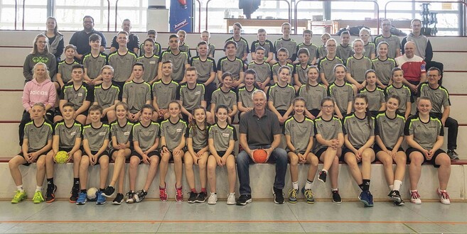 Die Teilnehmer des Handball-Camps in Flieden mit den Trainern und Weltmeister Horst Spengler (vorne in der Mitte).
