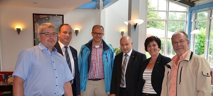 Ortstermin an der Tank- und Rastanlage Uttrichshausen West zur geplanten Erweiterung
v.l.n.r. Ortsvorsteher Volker Röbig, Bürgermeister Florian Hölzer (parteilos), MdB Michael Brand (CDU), Staatsekretär im BMVI Rainer Bomba, MdB Birgit Kömpel (SPD), Martin Müller (Sprecher der Bürgerinitiative Lärmschutz Autobahnbrücke Uttrichshausen)