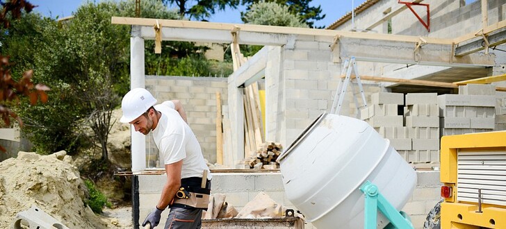 Nach Feierabend und am Wochenende die Arbeitsklamotten anziehen und die Schippe am eigenen Bau schwingen? Das sollten nur Bauherren tun, die wirklich ein handwerkliches Händchen haben.