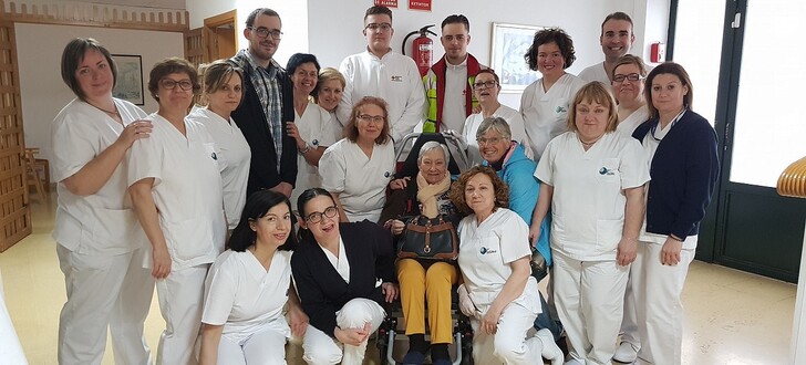 Franziska Gündera sitzt reisefertig inmitten des Teams der „Residencia“ in Molina de Segura. Rechts von ihr Trudel Schmidt, hinten in der Mitte Ilja Beller und Niklas Lübcke
