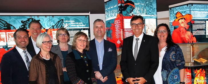 Die Jury in der Grimmelshausen-Welt des Gelnhäuser Museums (von links): Bürgermeister Daniel Christian Glöckner (Gelnhausen), Hans Sarkowicz, Elisabeth Volck-Duffy, Christiane Pesthy, Dr. Beate Laudenberg, Dr. Florian Balke, Bürgermeister Bernd Siefermann (Renchen) und Simone Grünewald, Fachbereichsleiterin Kultourismus, Museum und Archiv der Stadt Gelnhausen.