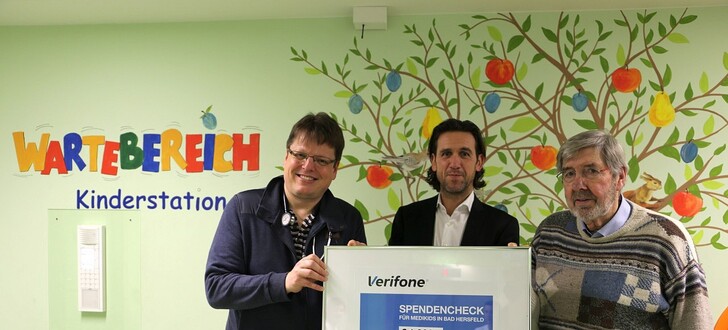 Eine der vielen jährlichen Spenden konnten Chefarzt Dr. med. Holger Hauf, links und Hans-Jürgen Schülbe, rechts entgegen nehmen, hier vom Vertreter der Fa. Verifone Michael Trinks