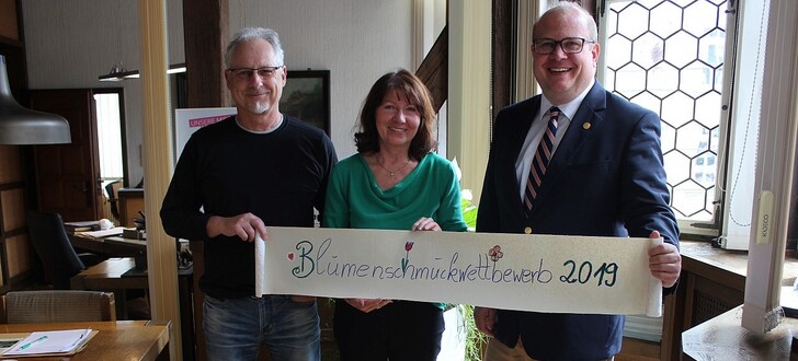 Stadtgärtner Ralf Kliche, OGV-Vorsitzende Rita Balada und Bürgermeister Stephan Paule