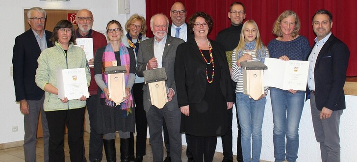 Erste Kreisbeigeordnete Susanne Simmler (Fünfte von rechts) während der Feierstunde zur Verleihung des Umweltpreises 2018 mit den Ausgezeichneten und Rodenbachs Bürgermeister Klaus Schejna (Sechster von rechts) sowie Gelnhausens Bürgermeister Daniel Glöckner (rechts).