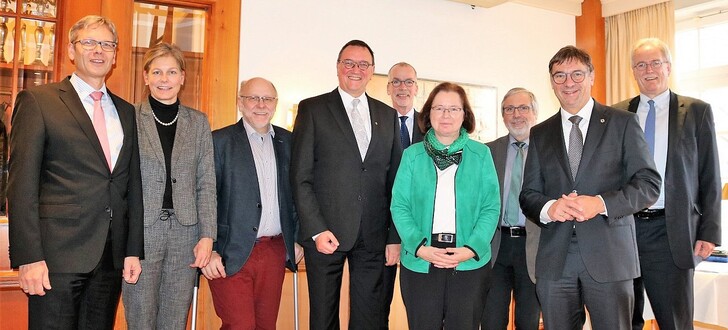 Konstruktive Atmosphäre mit einem Hauch von Abschied in Lauterbach (von links nach rechts): Dr. Harald Clausen, Vorstand der Diakonie Hessen, Clarissa Graz, Pfarrerin für die Diakonie Hessen im Evangelischen Büro am Sitz der Landesregierung, Bernd Böttner, Prälat der EKKW, Prof. Dr. Martin Hein, Bischof der EKKW, Jörn Dulige, Beauftragter der evangelischen Kirchen in Hessen am Sitz der Landesregierung, Ulrike Scherf, stellvertretende Kirchenpräsidentin der EKHN, Dr. Volker Knöppel, Vizepräsident der EKKW, Dr. Volker Jung, Kirchenpräsident der EKHN, Heinz Thomas Striegler, Leiter der Kirchenverwaltung der EKHN