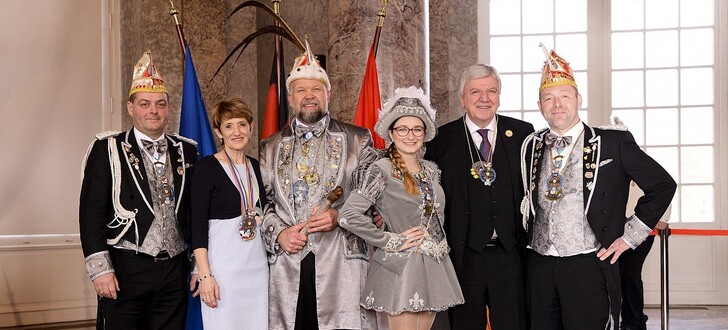 Der Hessische Ministerpräsident Volker Bouffier und Frau Ursula mit Prinz Markus Maurus Musikus der 78. von Fulda, Prinzenmariechen Doreen und den Adjutanten Jürgen und Peter der Fuldaer Karneval Gesellschaft e.V.; Markus Günther, Doreen Sommer, Jürgen John, Peter Bleuel.