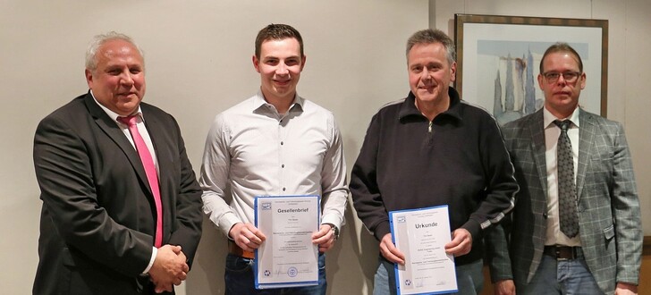 Glückwünsche an seinen Mitarbeiter Tim Sauer von dem Ausbilder der EDAG Engineering GmbH Fulda, Klaus Ziegler, mit René Richter (stv. Obermeister) und Stefan Gensler (links außen)