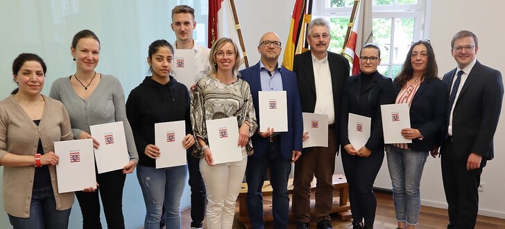 Vize-Landrat Frederik Schmitt (r.) mit den neu eingebürgerten Kreisbewohnern (von links) Masumeh Toloueifar, Agnes Ilona Farkas, Meral Suvermez, Damian Barwinski, Elzbieta Hergert, Michael Sukumaran, James Clifford Mills, Lucie Schuster und Antonita Cantalejo Martinan
