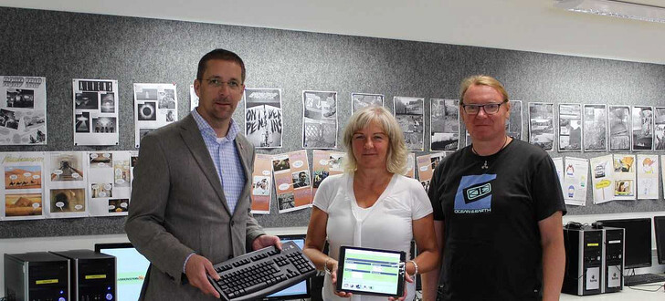 Die Blumensteinschule in Wildeck-Obersuhl ist im Kreis die erste Schule mit Glasfaseranschluss: Landrat Dr. Michael Koch, Schulleiterin Doritha Rudschewski und ihr Stellvertreter Thorsten Gräf testen das schnelle Internet im Computerraum.