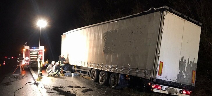 Ein Lkw-Sattelschlepper war von der Fahrbahn abgekommen und ist im Graben zum stehen gekommen.