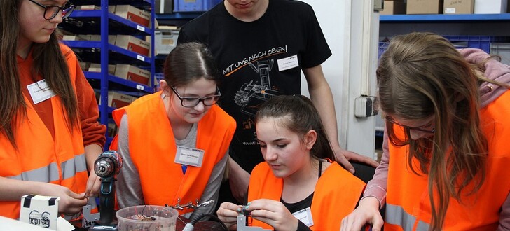 Einblicke in eine Beruf, den für gewöhnlich mehr Männer ausüben als Frauen, erhielten die Mädchen am Girls´and Boys`- Day