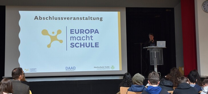 Hannelore Borck von der Hochschule Fulda begrüßte die Schülerinnen und Schüler, die an dem Projekt "Europa macht Schule teilgenommen haben, in der Halle 8 auf dem Campus
