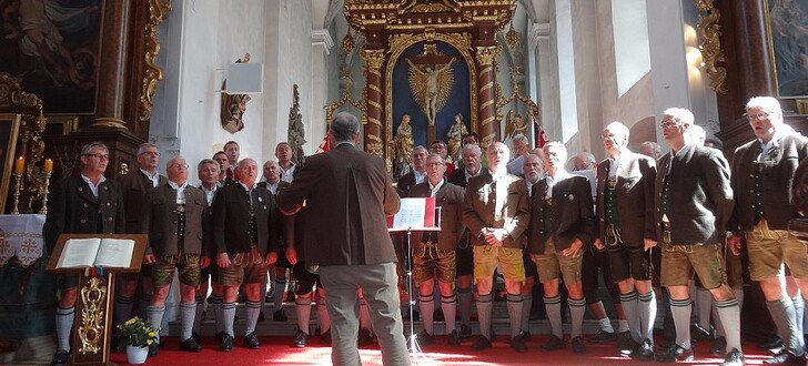 Die Waldberger Wirtshaussänger und der Alpenchor Schliersee sangen in der Klosterkirche am Kreuzberg die Bauernmesse