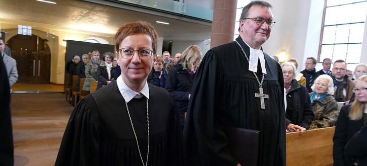 Einzug in die Marienkirche: Pröpstin Sabine Kropf-Brandau (links), Bischof Prof. Dr. Martin Hein (rechts)