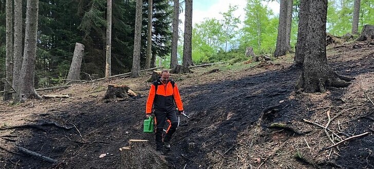 Das Feuer ist gelöscht - die Arbeiten sind aber dennoch nicht beendet. Glutnester werden mit Wasser gelöscht