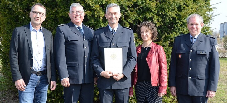 von links nach rechts: Polizeihauptkommissar Frank Martini, Erster Polizeihauptkommissar Stefan Czeloth, Polizeihauptkommissar Uwe Hoffmann, Frau Regina Hoffmann und Polizeidirektor Werner Friedrich nach der Aushändigung der Jubiläumsurkunde.