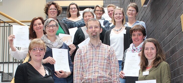 Erste Kreisbeigeordnete Susanne Simmler (vierte von links) überreichte die Zertifikate an die künftigen Bauerhofbegleiterinnen und Begleiter.