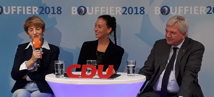 Bouffier mit Gattin Ursula in Alheim-Heinebach - in der Mitte Moderatorin Caroline Bosbach, die Tochter von Wolfgang Bosbach.