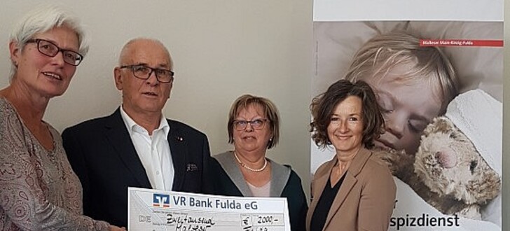 Willi Trabert und seine Frau Sieglinde übergeben Ihre Spende an Ute Sander, Koordinatorin des Kinderhospizdienstes (1. von links), und Karin Uffelmann (rechts) vom Malteser Hilfsdienst.