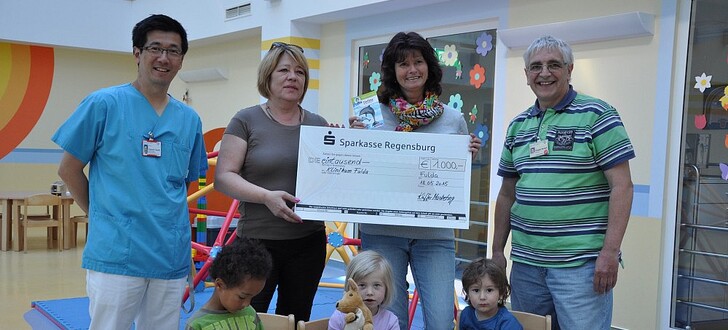 Oberarzt Dr. Takanori Sasaki, Monika Seidl, Susanne Möller, Thomas Gerlach und kleine Patienten der Kinderklinik
