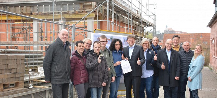 von links nach rechts: Volker Eichenauer (Bauleiter, antonius), Mutter von Markus Damm, Steffi Gröger (Betreutes Wohnen am Campus, antonius), Markus Daum (Startbahnschüler), Benedikt Bolz (Startbahnschüler), Victoria Werklann (Startbahnschülerin), Oberbürgermeister Dr. Heiko Wingenfeld, Michaela Lengsfeld (Geschäftsführerin, antonius), Gösta Weber (Architekt), Jürgen Fehl (Leiter Bauaufsichtsamt und Wohnungsbauförderung Stadt Fulda), Rainer Sippel (Geschäftsführer, antonius), Günter Habig (Prokurist, antonius) und Sophie Hillenbrand (Bauaufsichtsamt der Stadt Fulda).