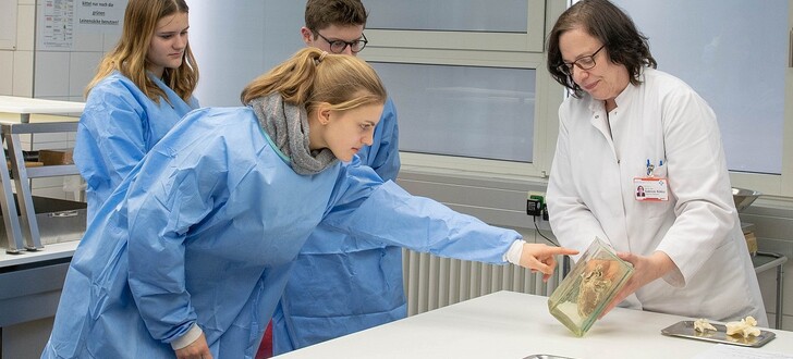 Prof. Dr. Köhler mit Schülergruppe (LK Biologie FvSS) im Sektionssaal der Pathologie des Klinikums Fulda