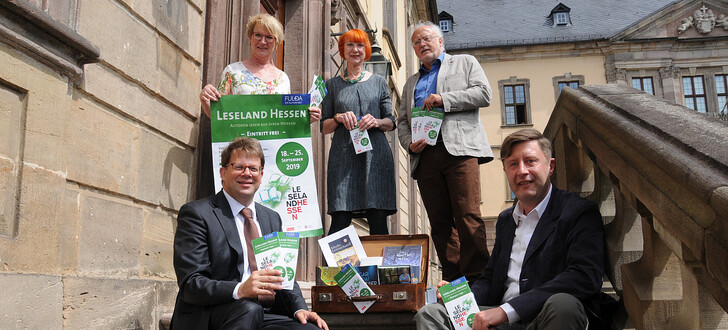 Fulda ist zum 16. Mal beim Leseland Hessen dabei. Am Freitag wurde das Programm von Oberbürgermeister Dr. Heiko Wingenfeld, Gerlinde Erb (Mitarbeiterin Kulturamt), Jutta Sporer (Projektkoordinatorin), Dr. Thomas Heiler (Leiter Kulturamt) und Klaus H. Orth (Mitarbeiter Kulturamt) vorgestellt.
