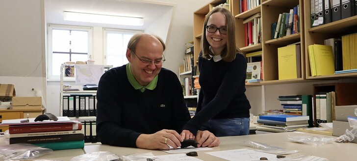 Ein Schreibtisch voller Milseburg-Scherben – reine Freude für den Stadt- und Kreisarchäologen Dr. Frank Verse und die Archäologin Steffi Rößner. Sie bringt seit einem Jahr System in die Funde und wird daraus Rückschlüsse ziehen.