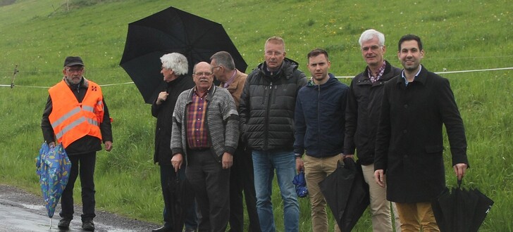 v.l.: Stellv. Ortsvorsteher Leimbachs Alwin Hofmann, Kurt Wolf, Erster Stadtrat Heringens Johannes Beyer, Ehrenamtlicher Vizelandrat Alfred Rost, Stadtverordnetenvorsteher Heringens Detlef Scheidt, SPD-Unterbezirksvorsitzender Wartburgkreis Maik Klotzbach, SPD-Landtagsabgeordneter Torsten Warnecke und Kalistadt Heringens Bürgermeister Daniel Iliev.