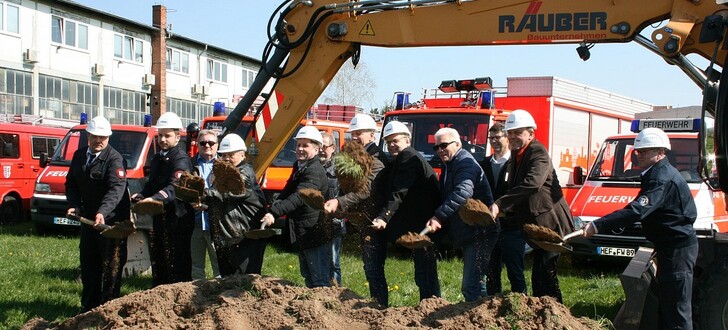 Erster Spatenstich ist gesetzt: Im Bad Hersfelder Stadtteil Asbach wird für rund fünf Millionen Euro ein neues Feuerwehrgerätehaus für die Fuldatal-Wehr errichtet.