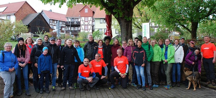 Die Basaltwaden (in orange v.l.n.r.) mit Karsten Möller, Thorsten Kahabka, Alexander Rivinius und Teamkapitän Christian Bolduan freuen sich über zahlreiche „Mitläufer“ und Unterstützer bei der Benefizwanderung rund um Frischborn