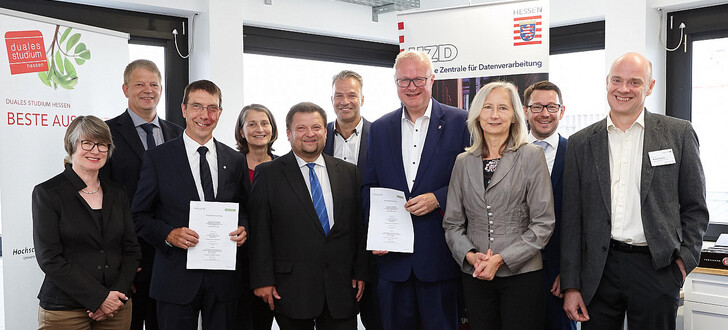 Hessens Finanzminister Dr. Thomas Schäfer (4.v.r.) und der Vizepräsident für Forschung und Entwicklung der Hochschule Fulda, Professor Dr. Steven Lambeck (3.v.l.), haben heute den Kooperationsvertrag zum dualen Studiengang Angewandte Informatik unterzeichnet