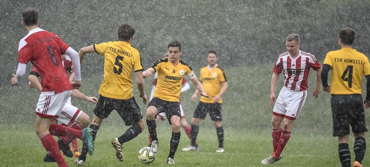 Schneegestöber an den Tannen: der TSV Künzell siegte gegen die SG Elters/Eckweisbach/Schwarzbach vollauf verdient.