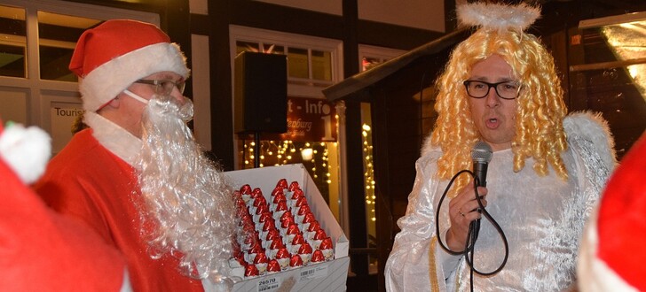 Bürgermeister Christian Grunwald im Engelskostüm muss die Wette gewinnen. Ihm assistiert als Nikolaus verkleidet Torben Schäfer.