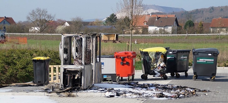 Am frühen Samstagmorgen brannten im Gewerbegebiet Kerzell Papiercontainer, möglicherweise waren Brandstifter am Werk.