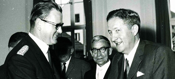 Ernst Sitzmann reicht Landrat Dr. Stieler die Hand. Beide haben am 31. März Geburtstag.
