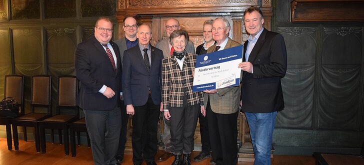 Bürgermeister Stephan Paule mit den Verantwortlichen der Stadt und Dr. Jutta Schuchard (Mitte), Ulrich Althaus (2. v. r.) und Holger Petri (r.) ...