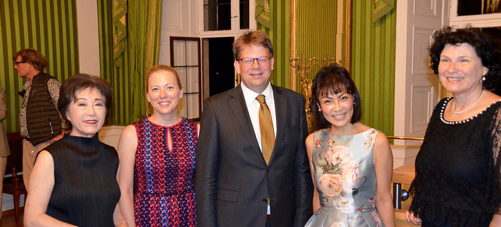 Fuldaers Oberbürgermeister Dr. Heiko Wingenfeld mit den Künstlerinnen Prof. Dr. Zuzana Niederdorfer und Prof. Yuriko Ogawa