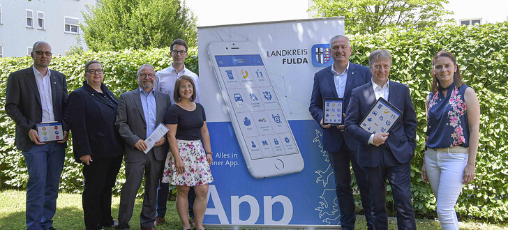 Von links: Eric Limpert (Fachdienst IT), Anja Breunung (Fachbereich Sicherheit und Ordnung), Hans-Peter Vogel (FD Leistung und Vermittlung), Sebastian Müller (persönlicher Referent des Landrats), Gloria Kaspar (FD Abfallwirtschaft), Landrat Bernd Woide, Walter Lorz (OBCC-Geschäftsführer) und Barbara Ambros (IT).