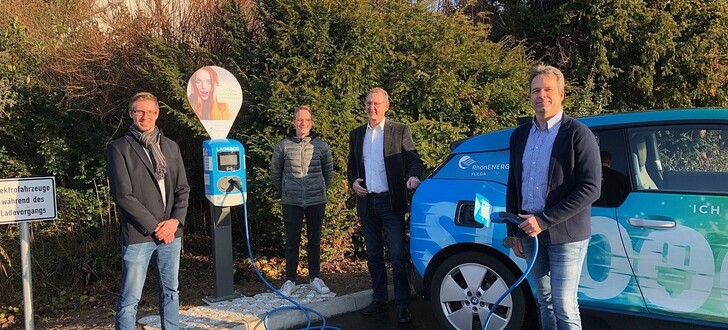 Das Netz wird dichter: Die neue E-Ladesäule vor dem Schuhhaus Zentgraf in Eiterfeld-Arzell. Von links: Marcus Apel (RhönEnergie Fulda), Karl Zentgraf, Edgar Klüber (RhönEnergie Fulda) und Oliver Zentgraf