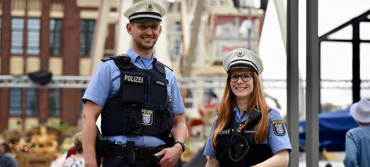 Polizeioberkommissar Marcel Kemmler (37) und Polizeioberkommissarin Jessica Thon-Exler (37) gehören zum Team der Hessentags-Wache.
