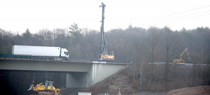 Die ersten Arbeiten an den Autobahnbrücke bei Langenschwarz haben begonnen