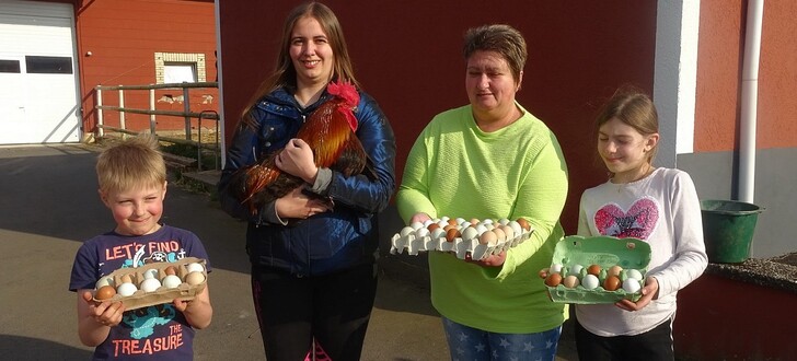 Bei dem Ortstermin werden von Isabell Wißner stolz ein Maran „Osterhahn“ und von ihrer Mutter Simone sowie den beiden Enkeln des Fotografen, Maximilian und Sarah, die bunter „Oster“-Eier präsentiert.